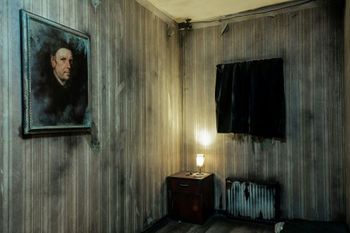 Scary portrait | Haunted motel escape room