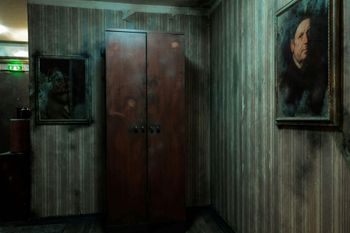 Old and dirty walls| Haunted motel escape room